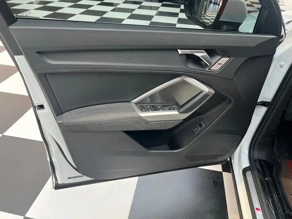Audi Q3 2023 из CN, фото 2