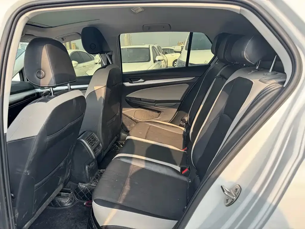 Volkswagen Golf 2022 из CN, фото 2
