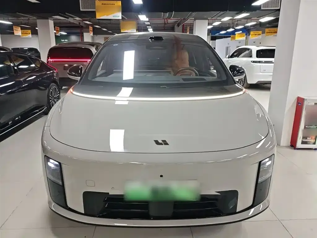 Li Auto i8 — фото 5