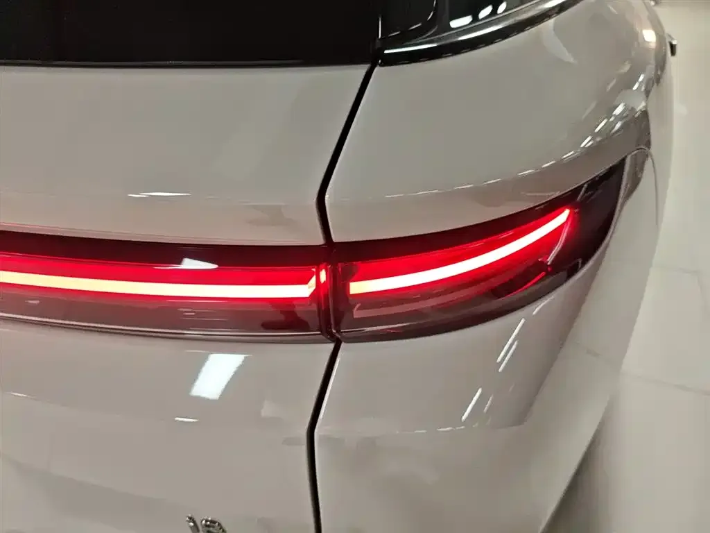 Li Auto i8 — фото 7