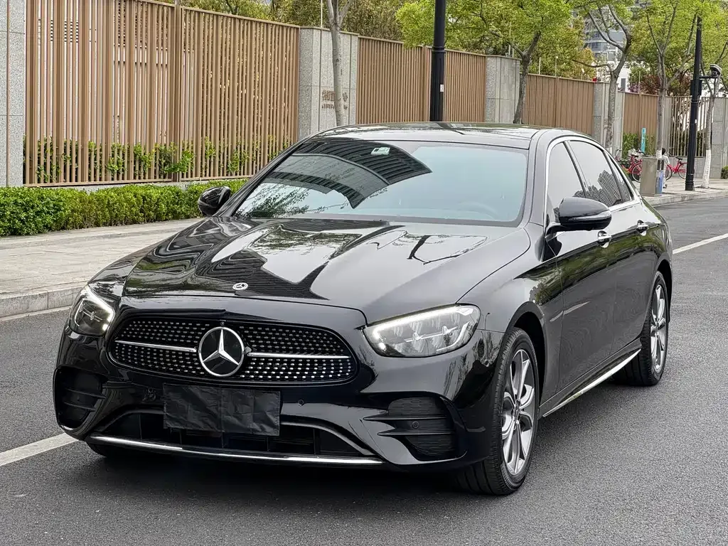 Mercedes-Benz E-Class — фото 1