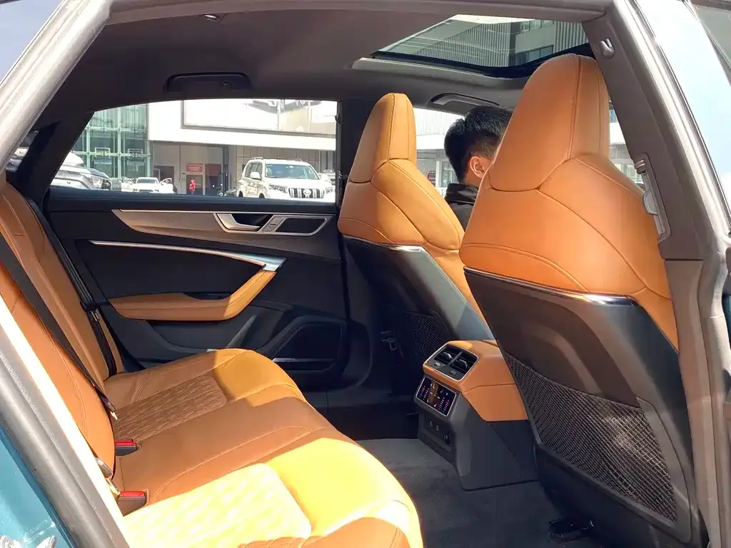 Audi A7L 2022 из CN, фото 5