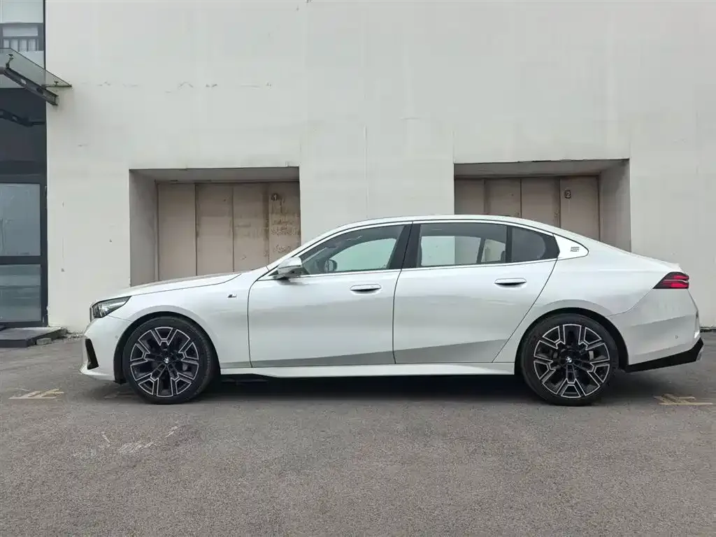 BMW 5 Series 2025 из CN, фото 2