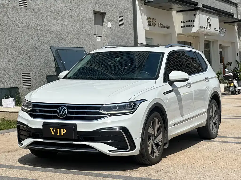 Volkswagen Tiguan L — фото 1
