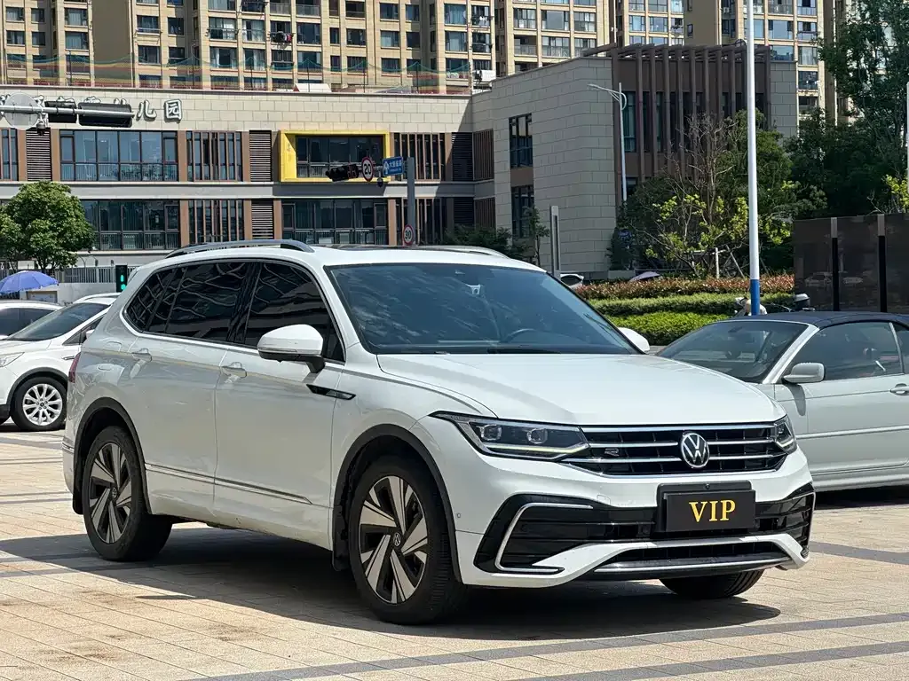 Volkswagen Tiguan L — фото 7