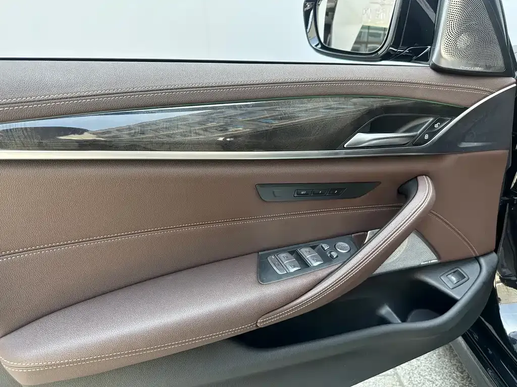 BMW 5 Series — фото 10
