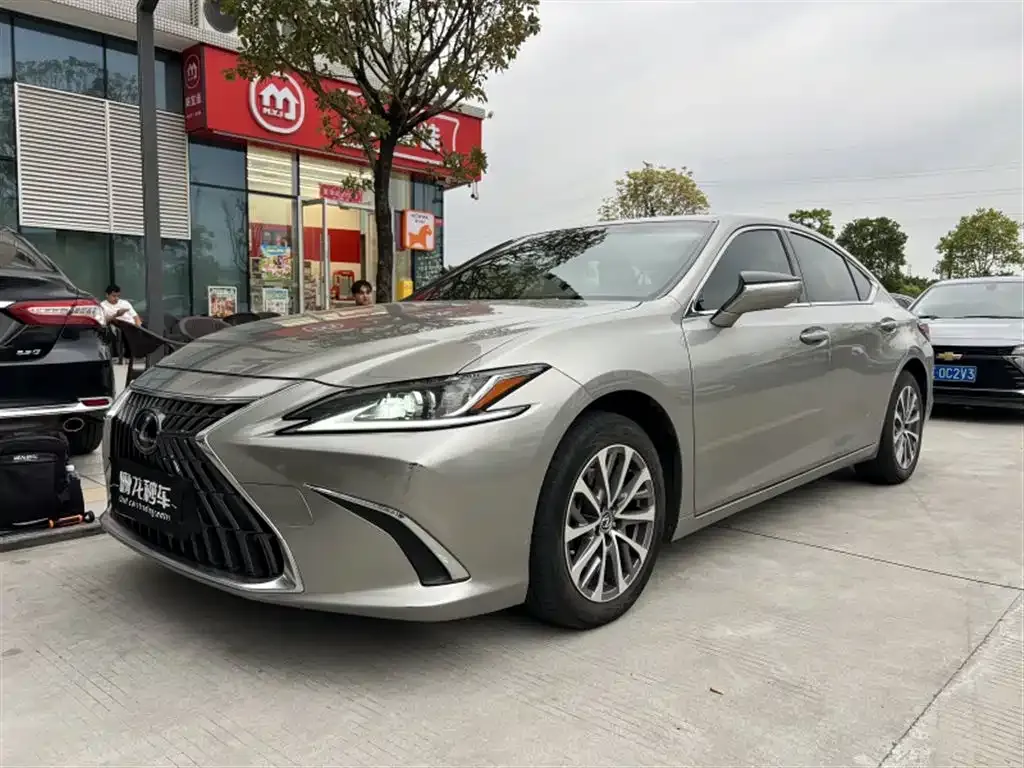 Lexus ES — фото 1