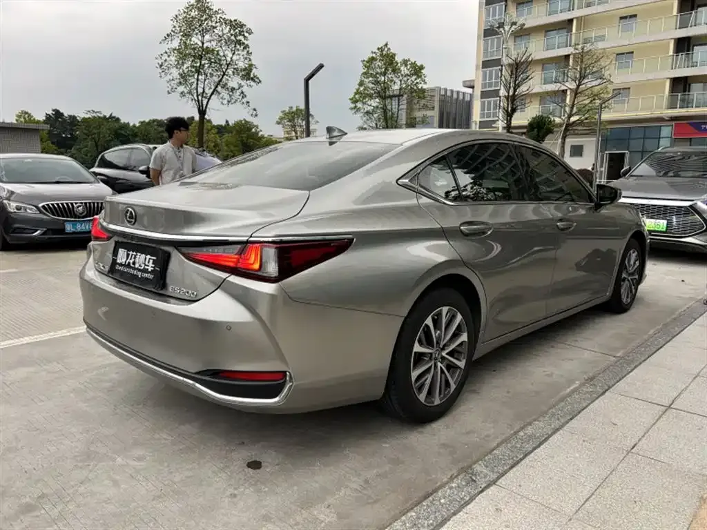 Lexus ES — фото 8
