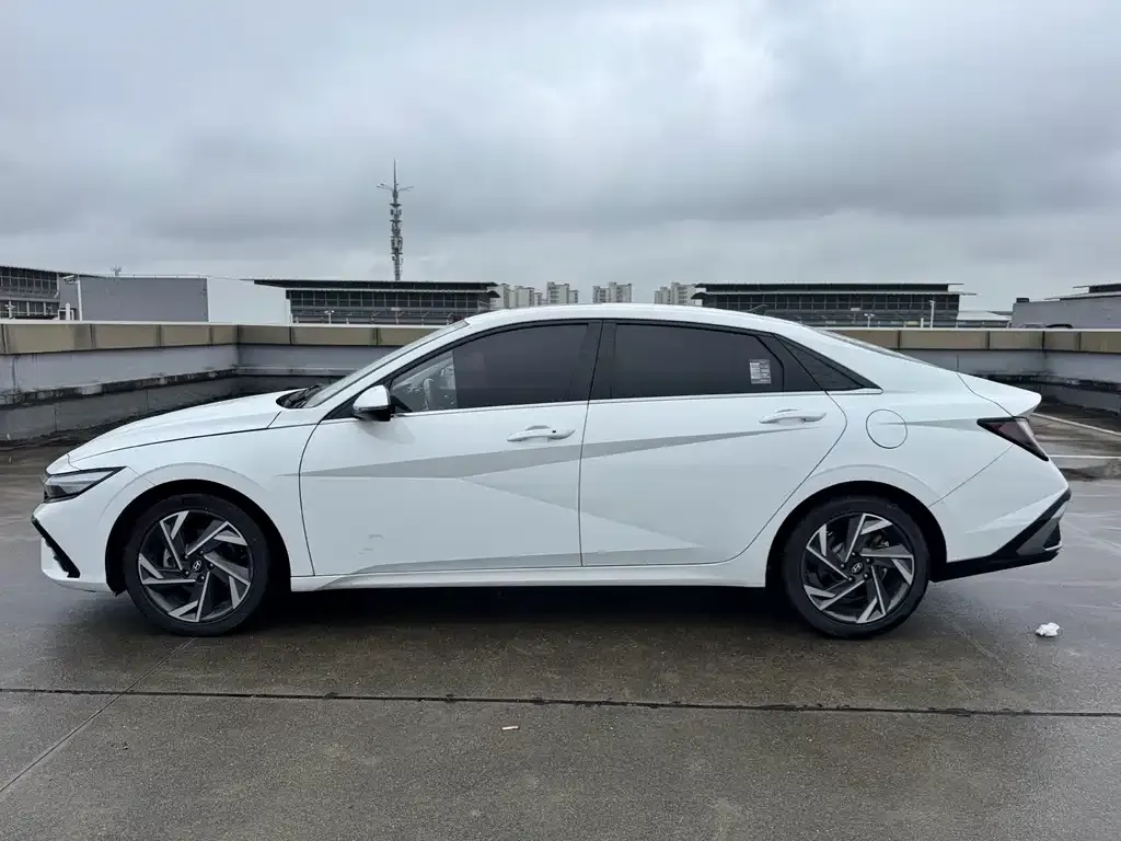 Hyundai Elantra 2023 из CN, фото 10