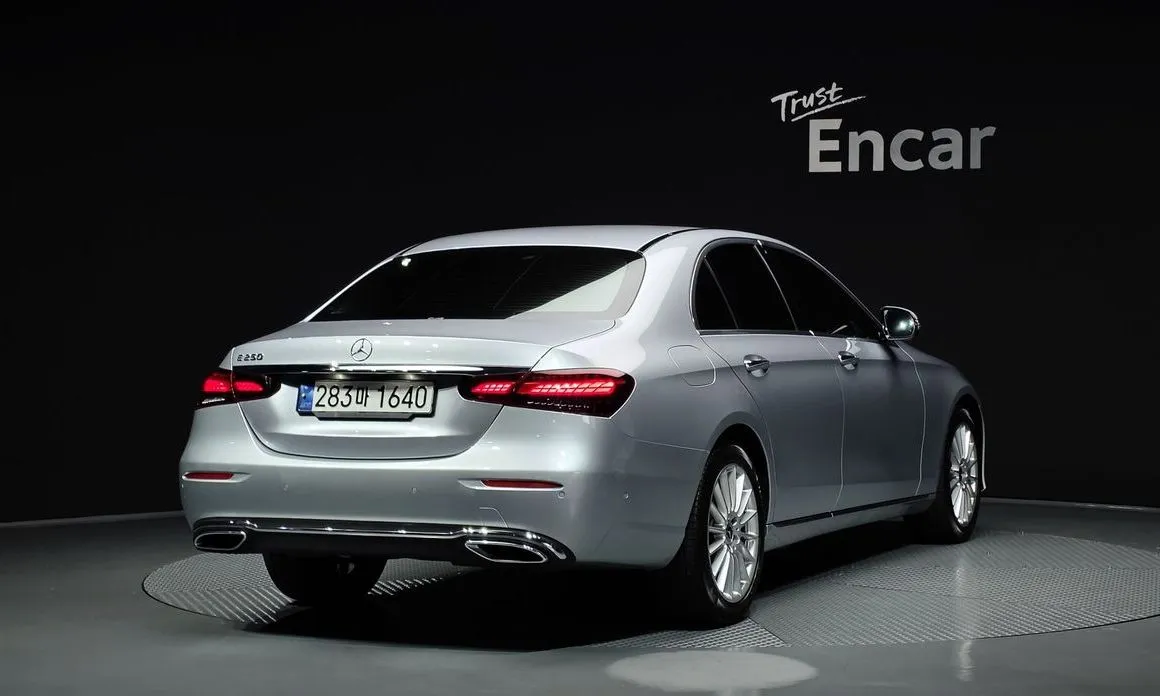 Mercedes-Benz E-Class — фото 4