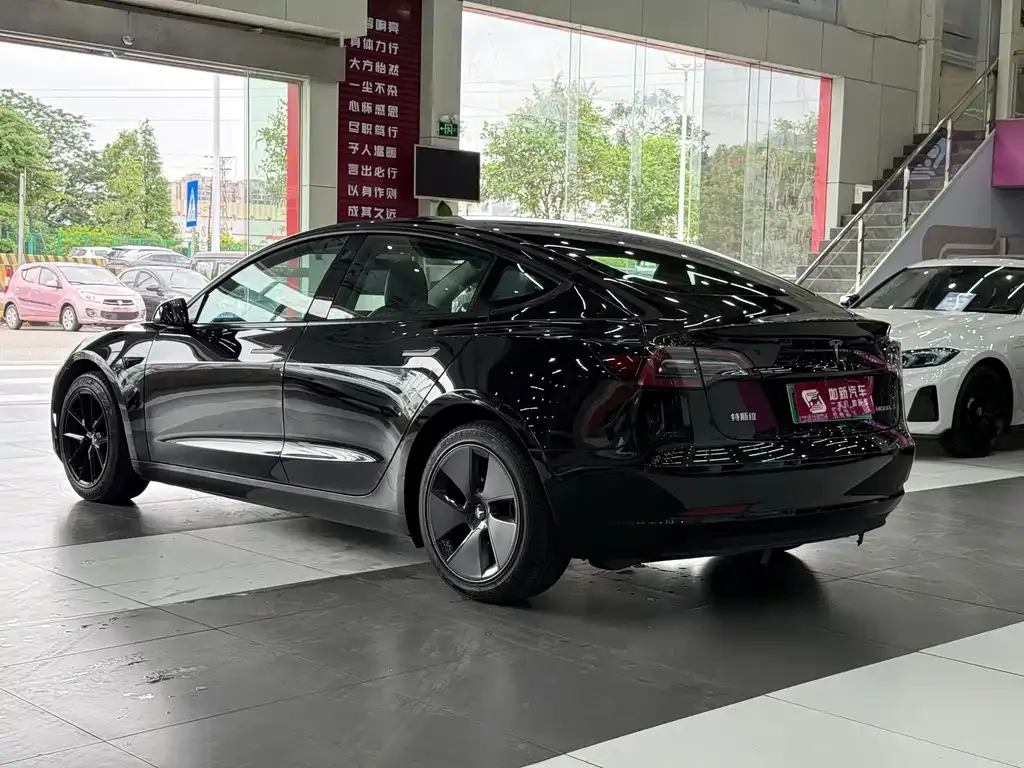 Tesla Model 3 — фото 9
