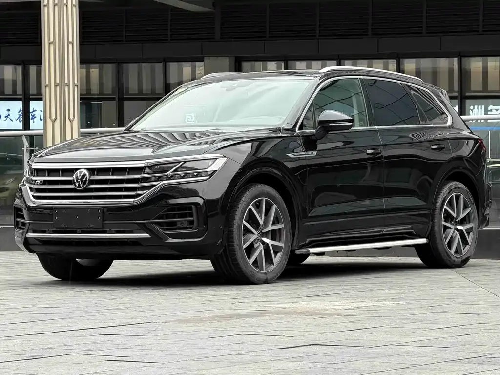 Volkswagen Touareg — фото 1