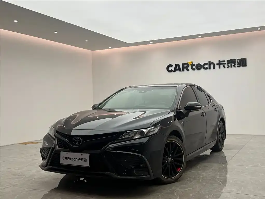 Toyota Camry — фото 1
