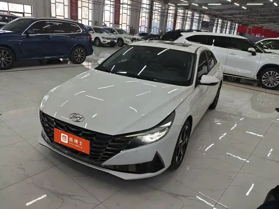 Hyundai Elantra — фото 1