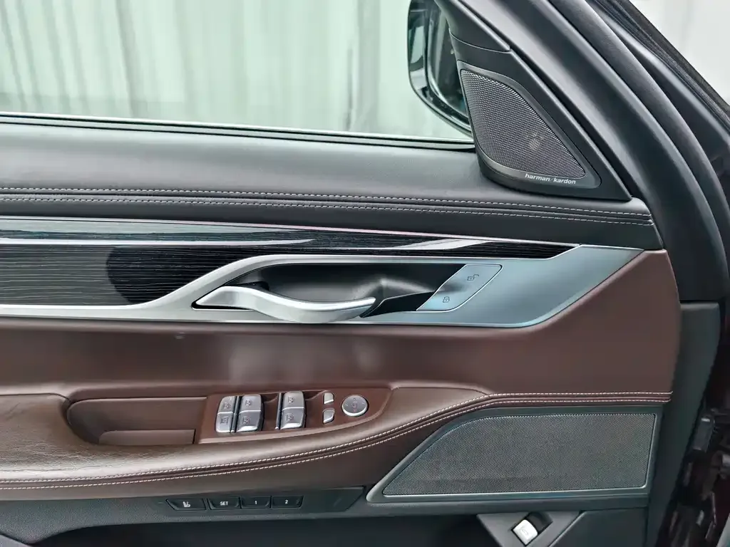 BMW 7 Series — фото 10
