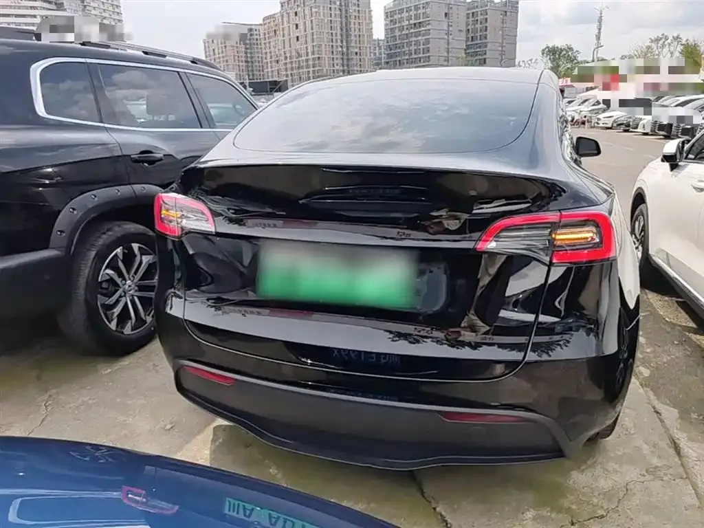 Tesla Model Y — фото 10