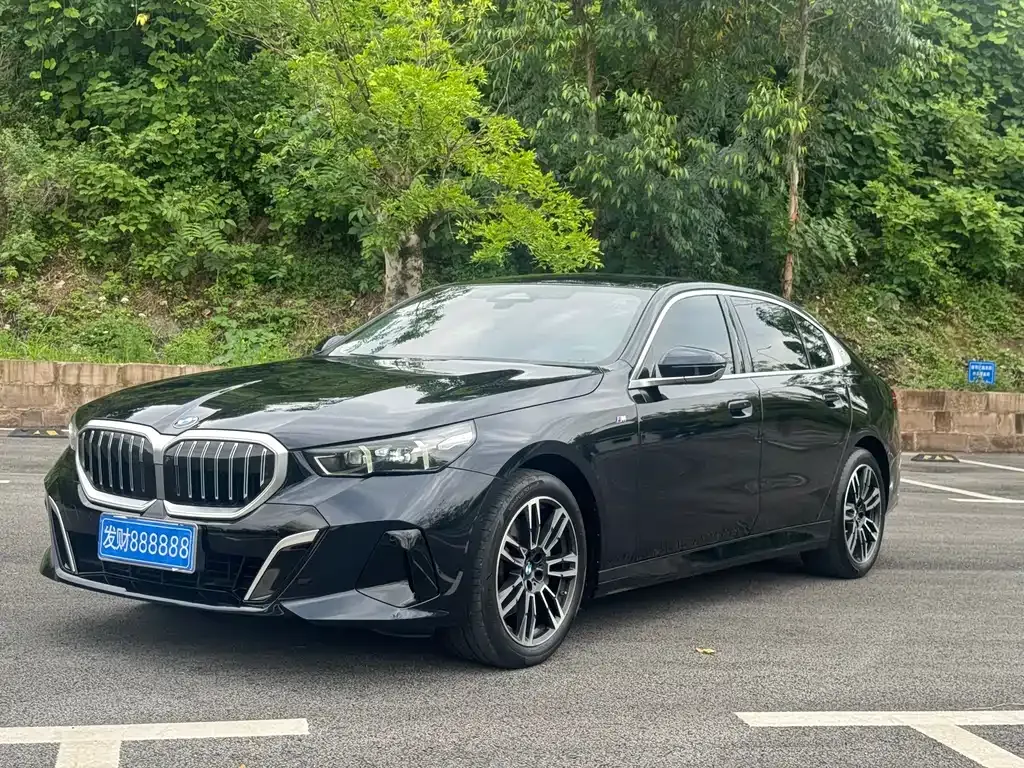BMW 5 Series — фото 1