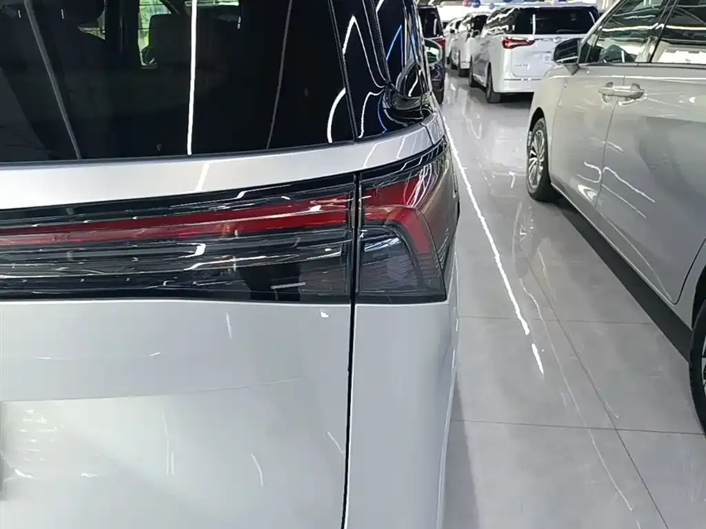 Buick GL8 Hybrid — фото 10