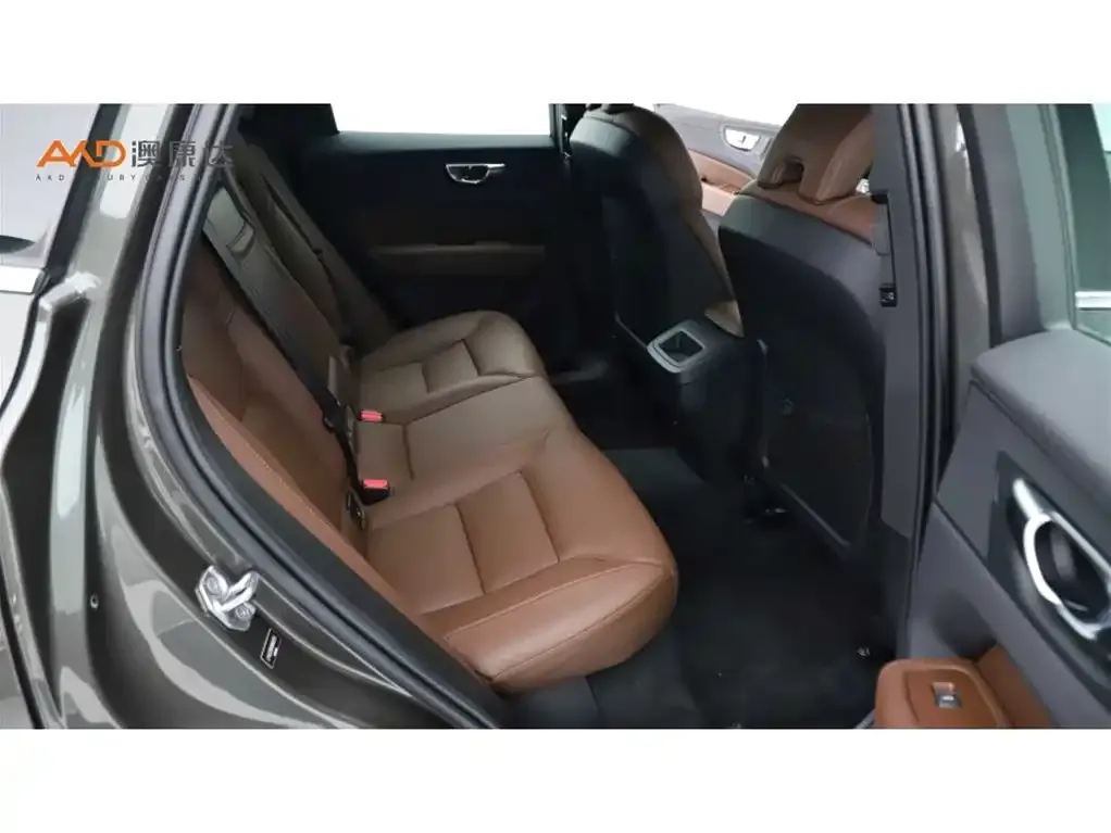Volvo XC60 — фото 10