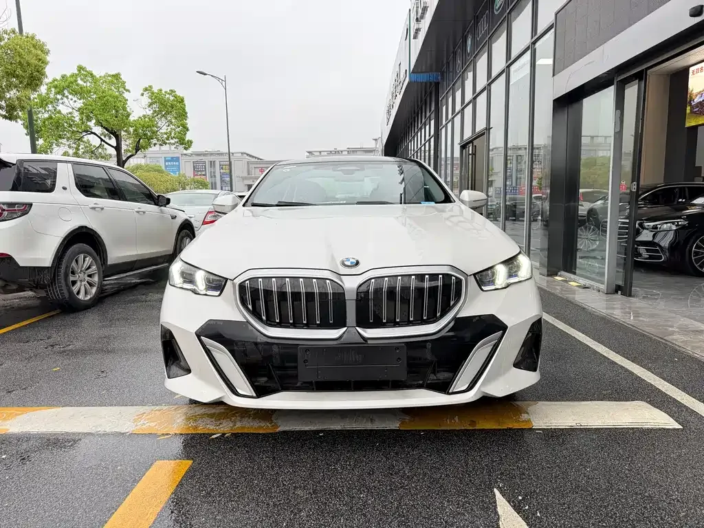 BMW 5 Series 2026 из CN, фото 9