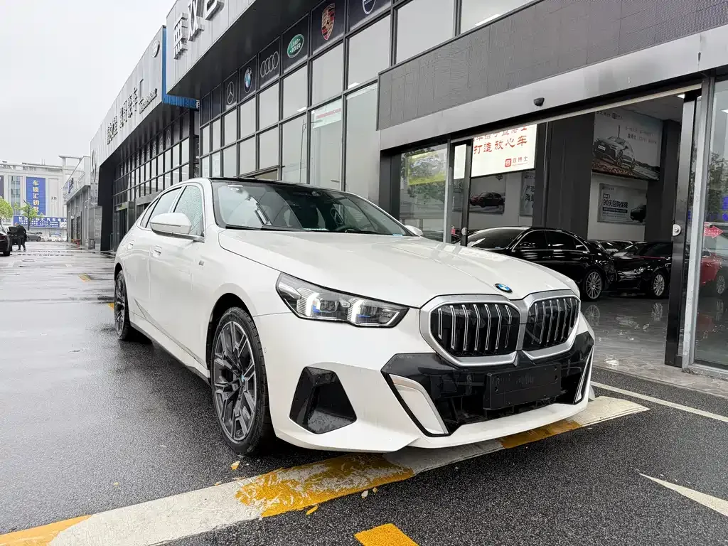 BMW 5 Series 2026 из CN, фото 8