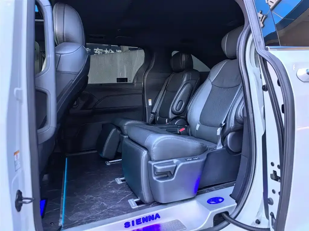 Toyota Sienna 2025 из CN, фото 2