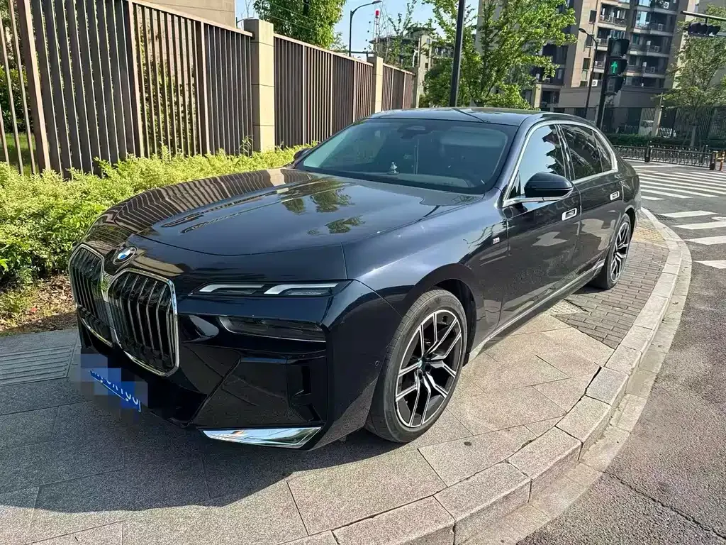 BMW 7 Series — фото 1