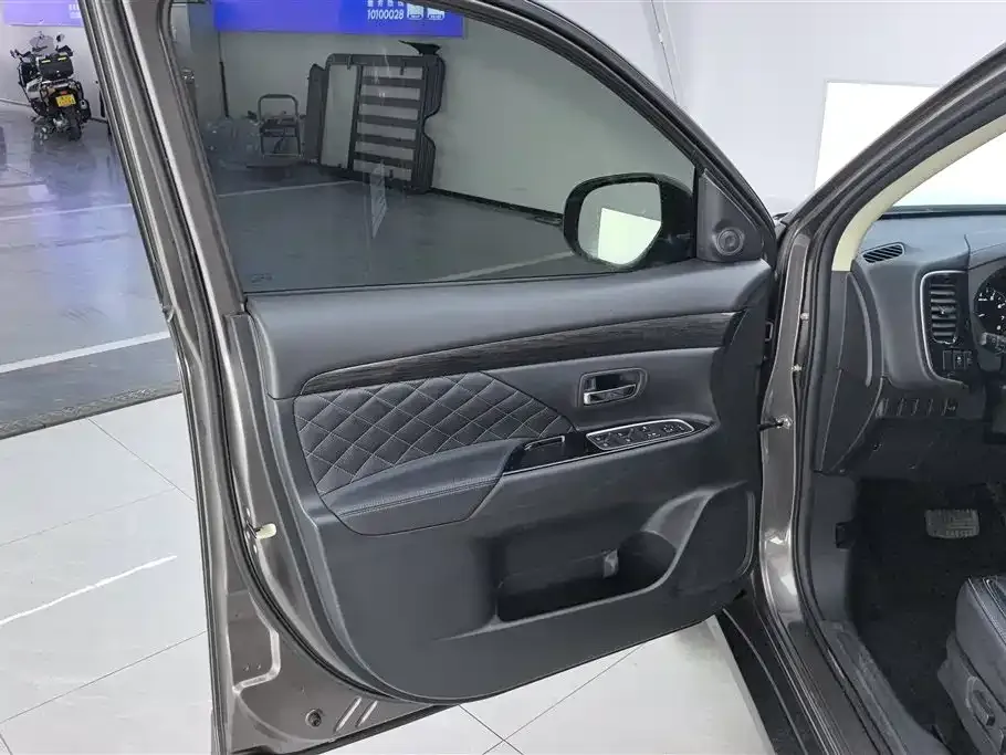 Mitsubishi Outlander 2021 из CN, фото 8