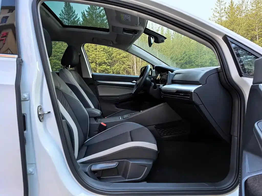 Volkswagen Golf 2023 из CN, фото 8