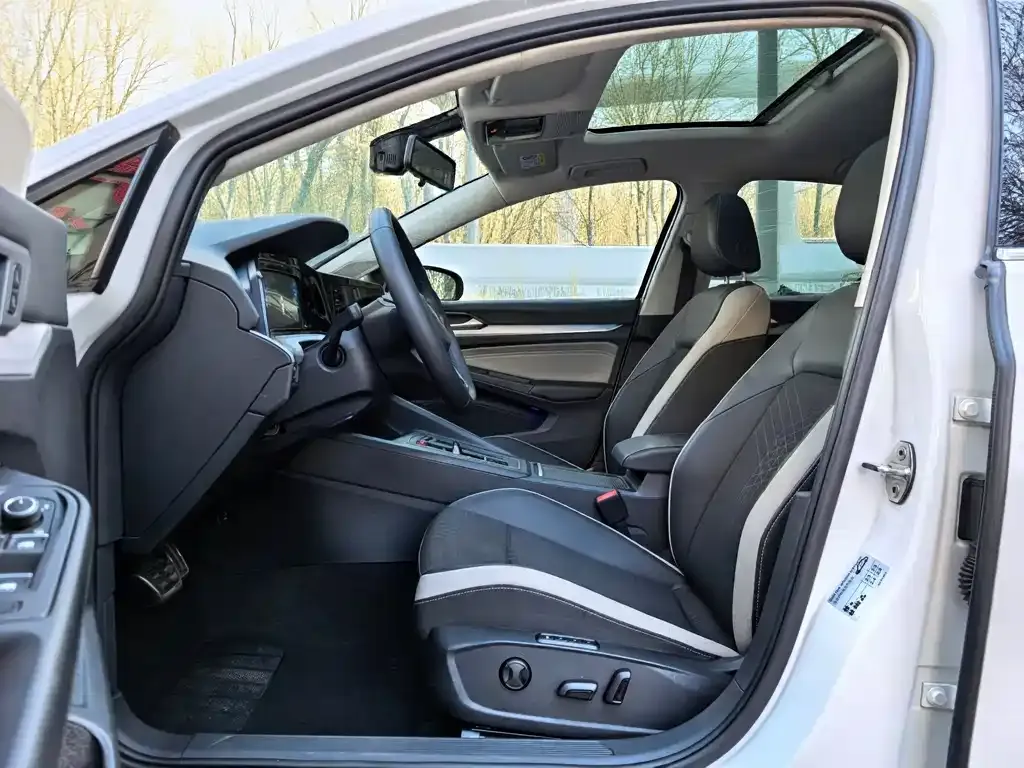 Volkswagen Golf 2023 из CN, фото 2