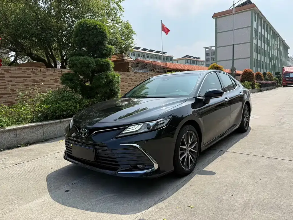 Toyota Camry — фото 1