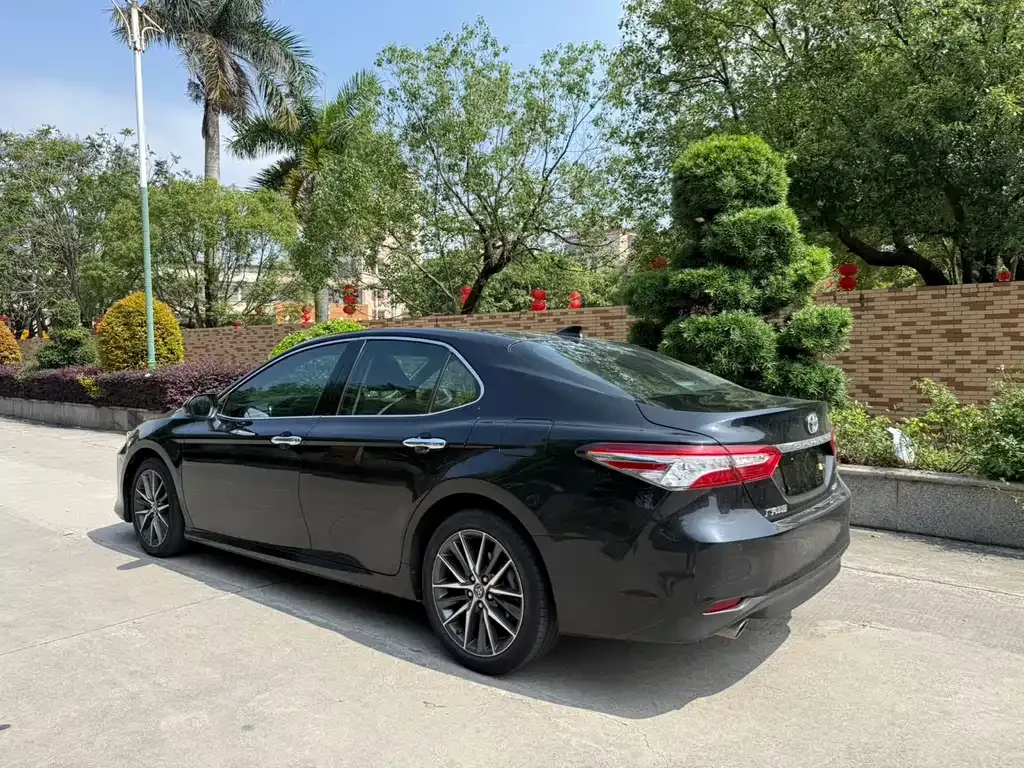 Toyota Camry — фото 9