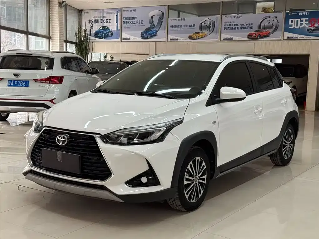 Toyota Yaris L — фото 1