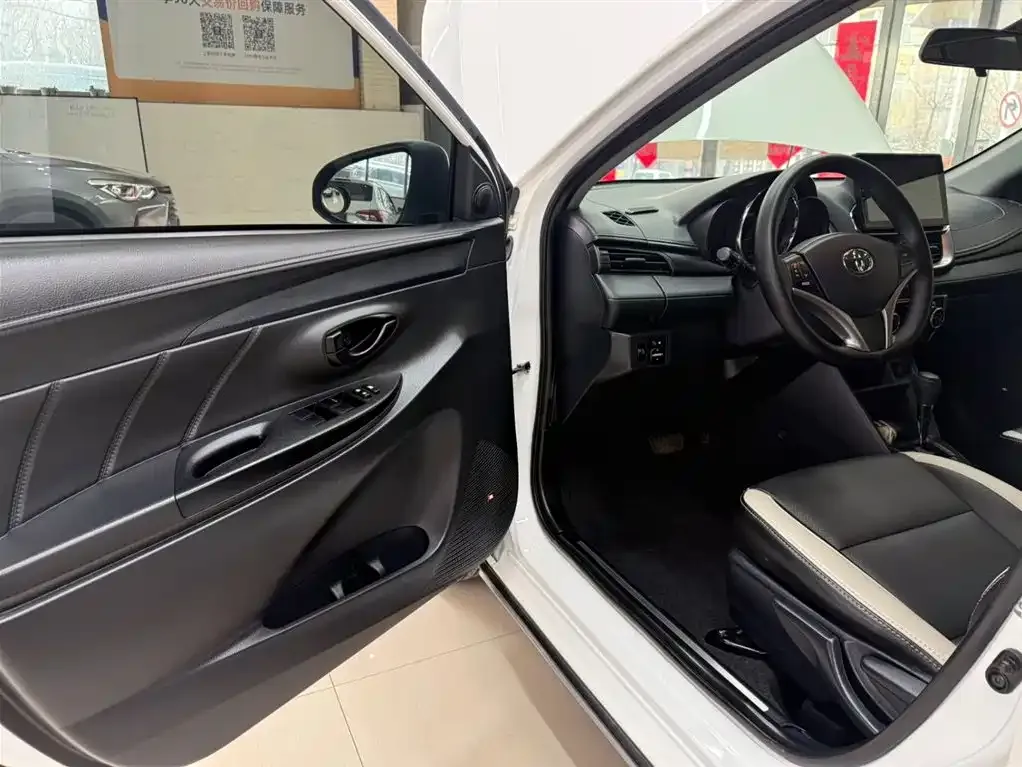 Toyota Yaris L — фото 4