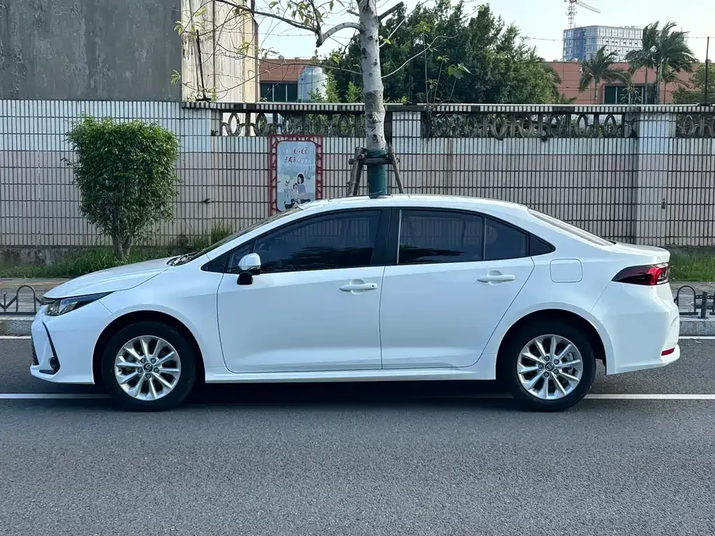 Toyota Corolla — фото 9