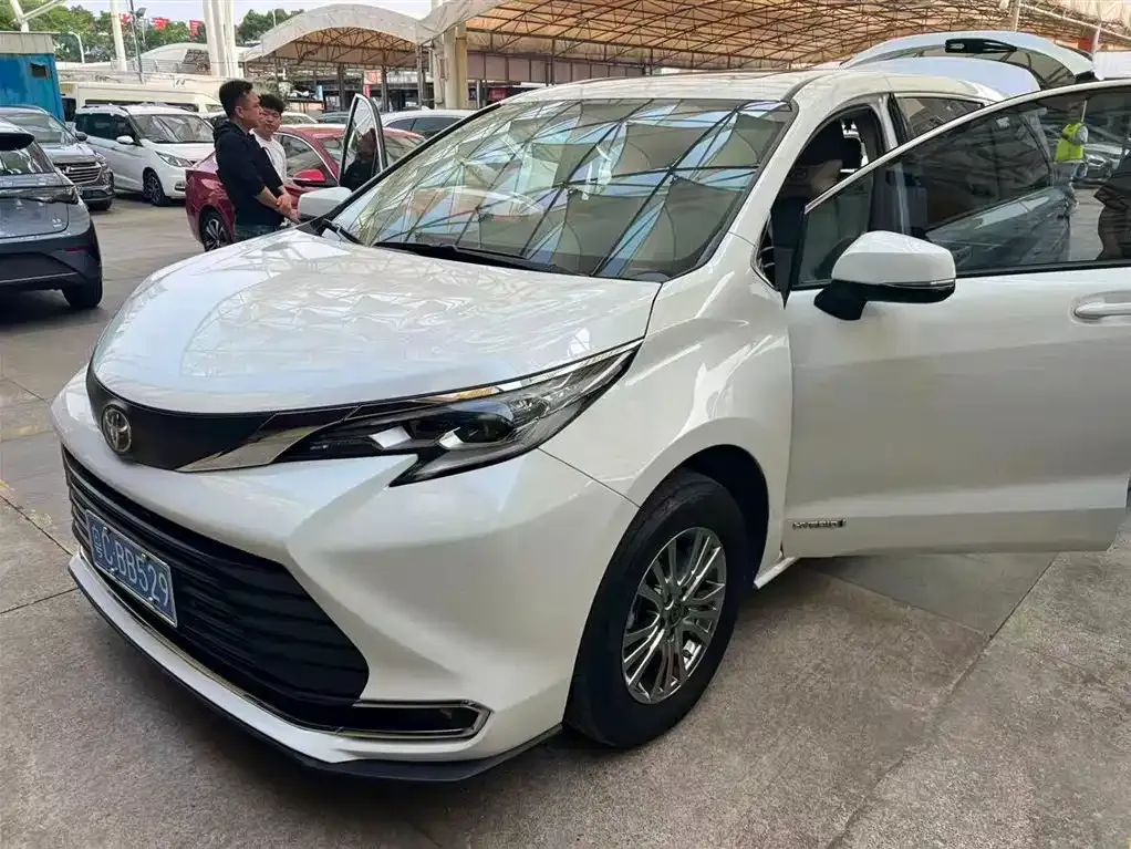 Toyota Sienna 2023 из CN, фото 1