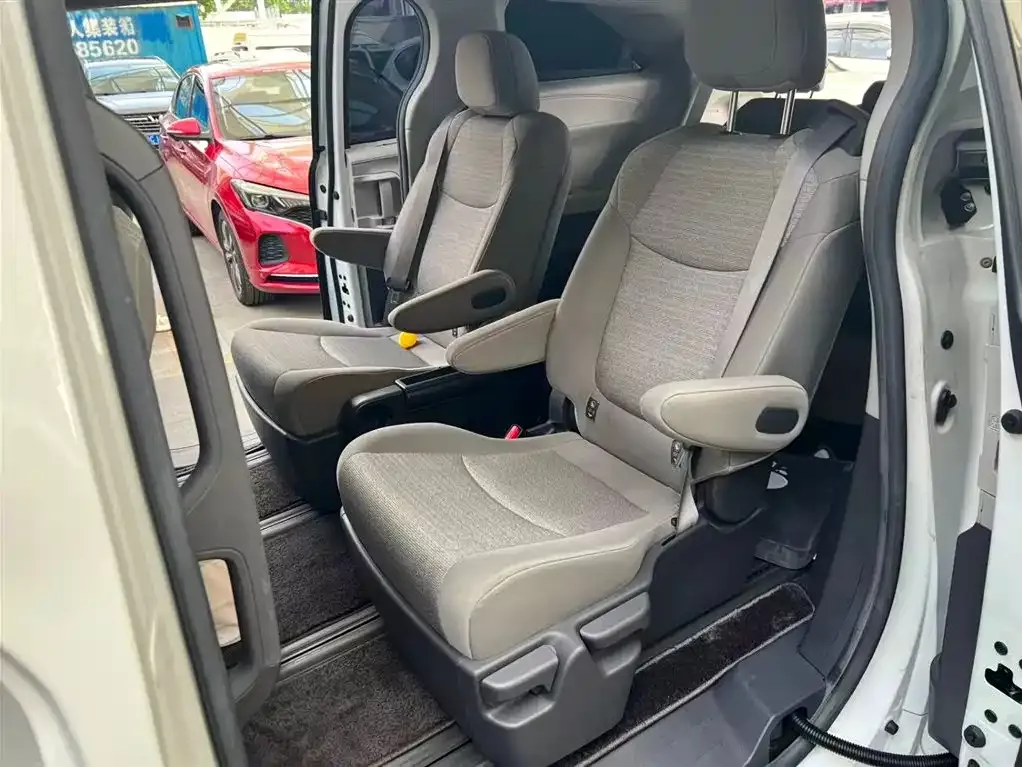 Toyota Sienna 2023 из CN, фото 4