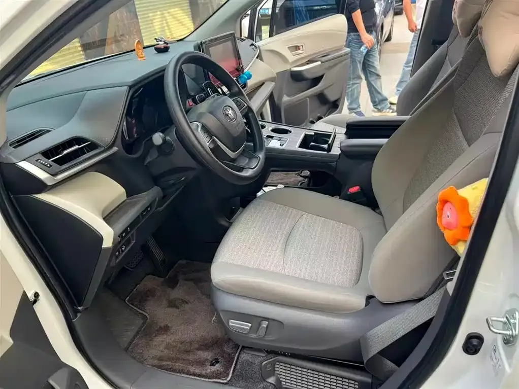 Toyota Sienna 2023 из CN, фото 3