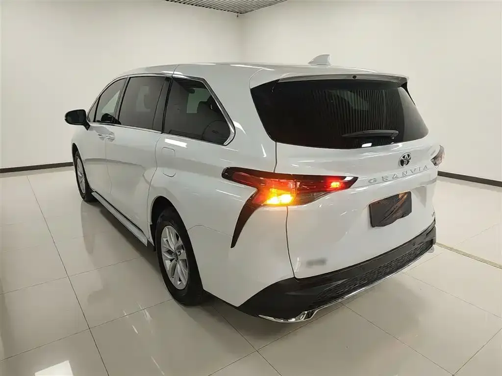 Toyota Granvia 2025 из CN, фото 5