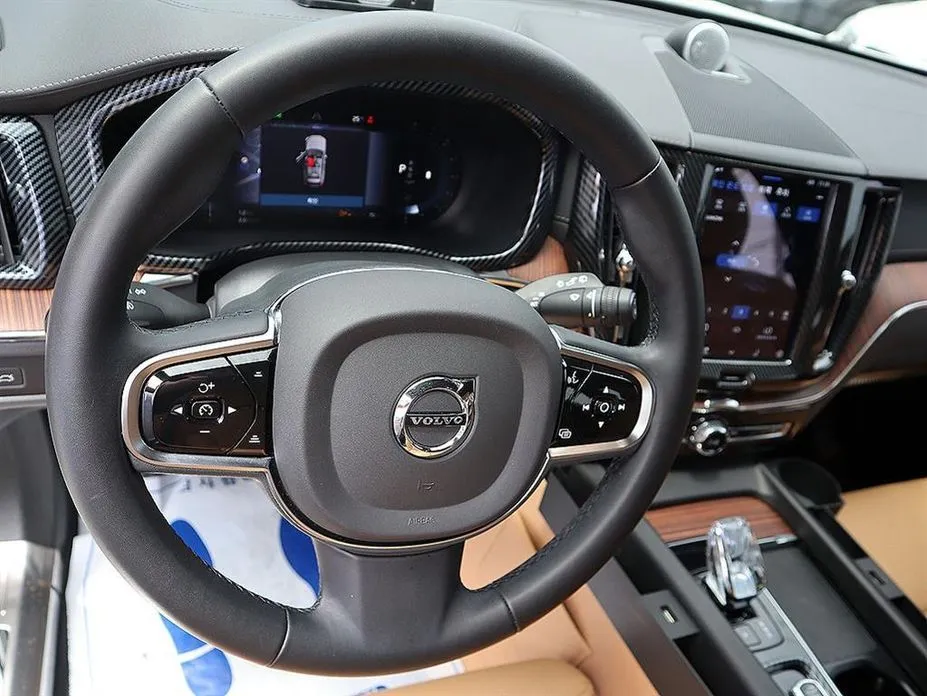 Volvo XC60 — фото 2