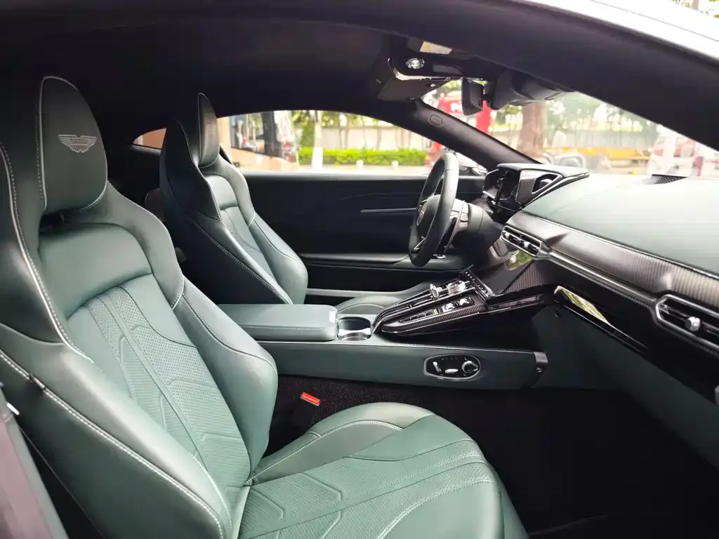 Aston Martin V8 Vantage 2025 из CN, фото 2
