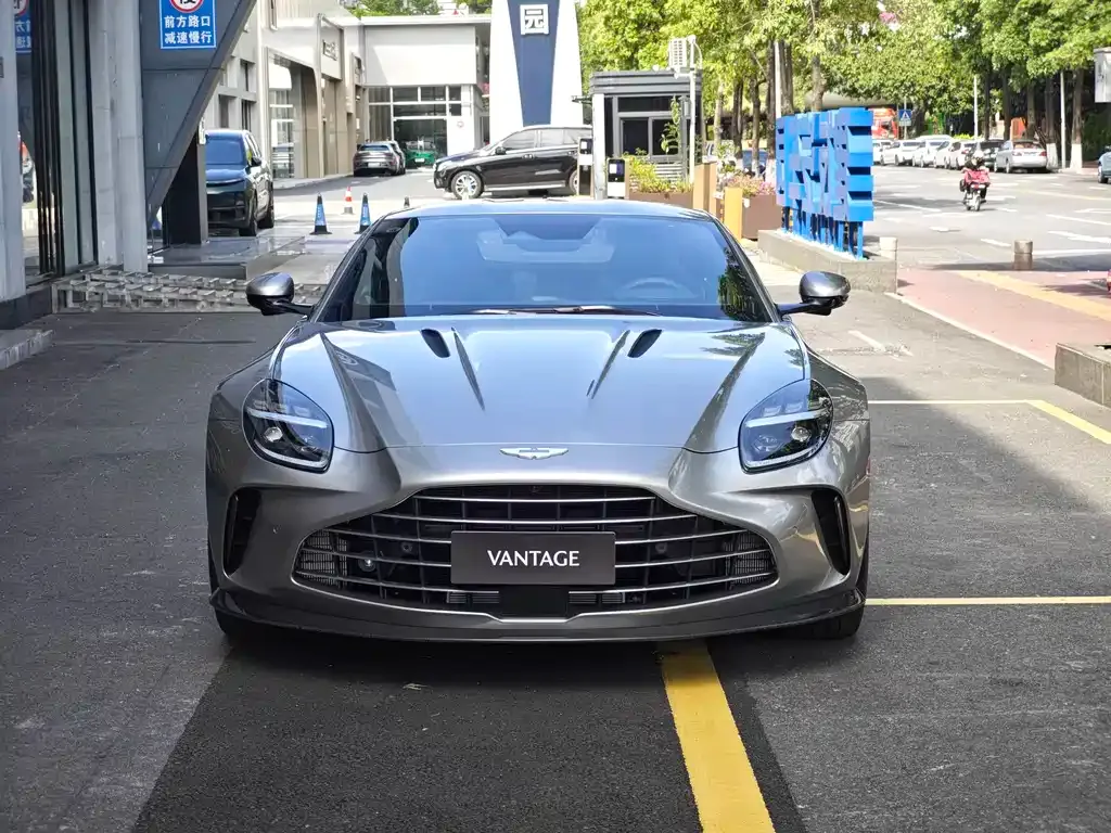 Aston Martin V8 Vantage 2025 из CN, фото 4