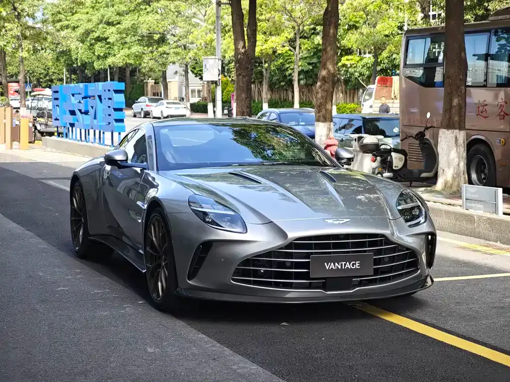 Aston Martin V8 Vantage 2025 из CN, фото 9