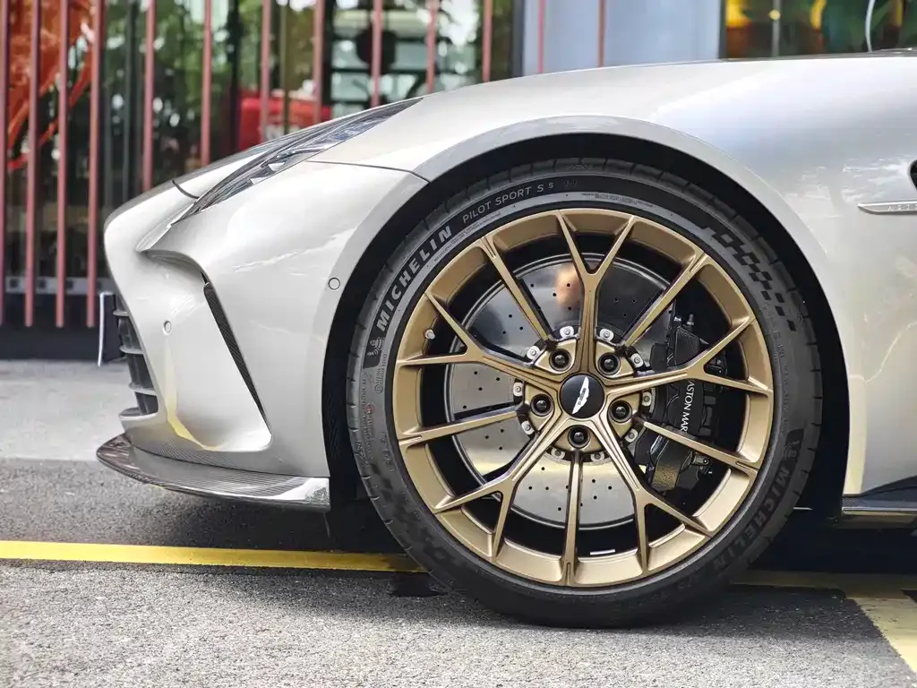 Aston Martin V8 Vantage 2025 из CN, фото 7