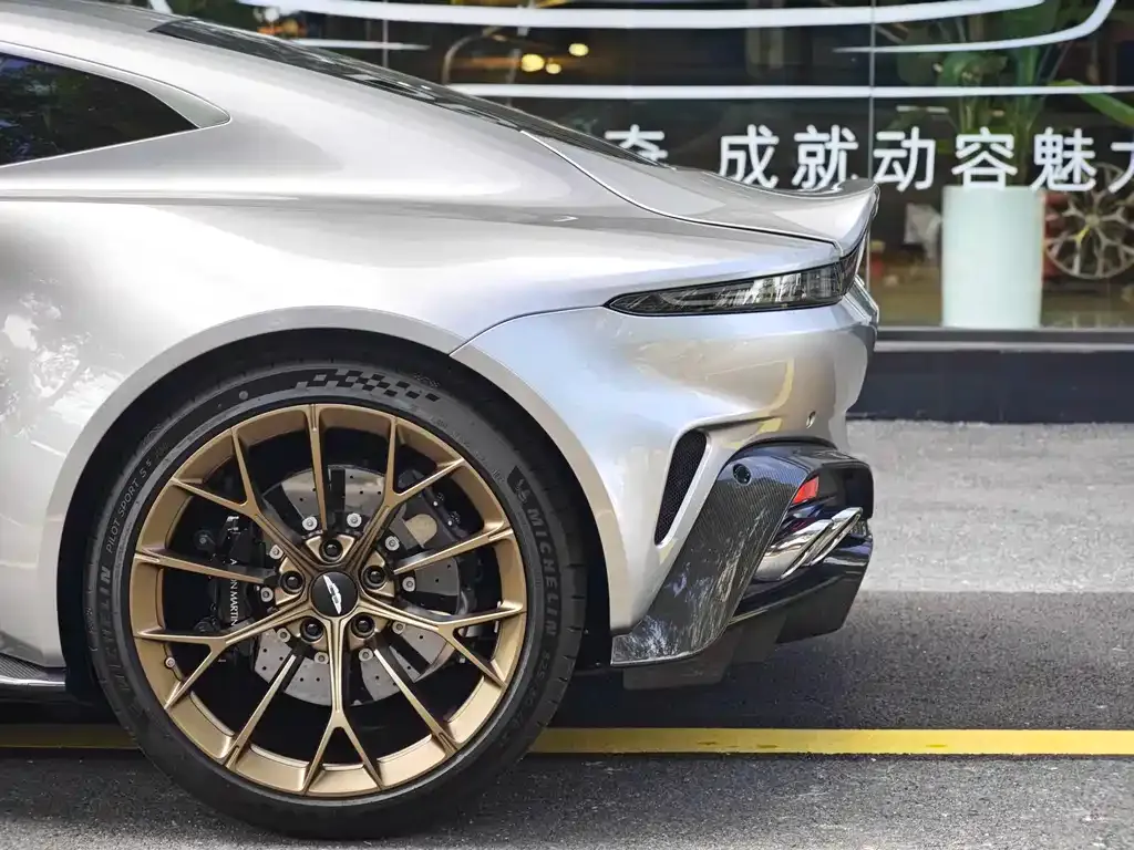 Aston Martin V8 Vantage 2025 из CN, фото 5