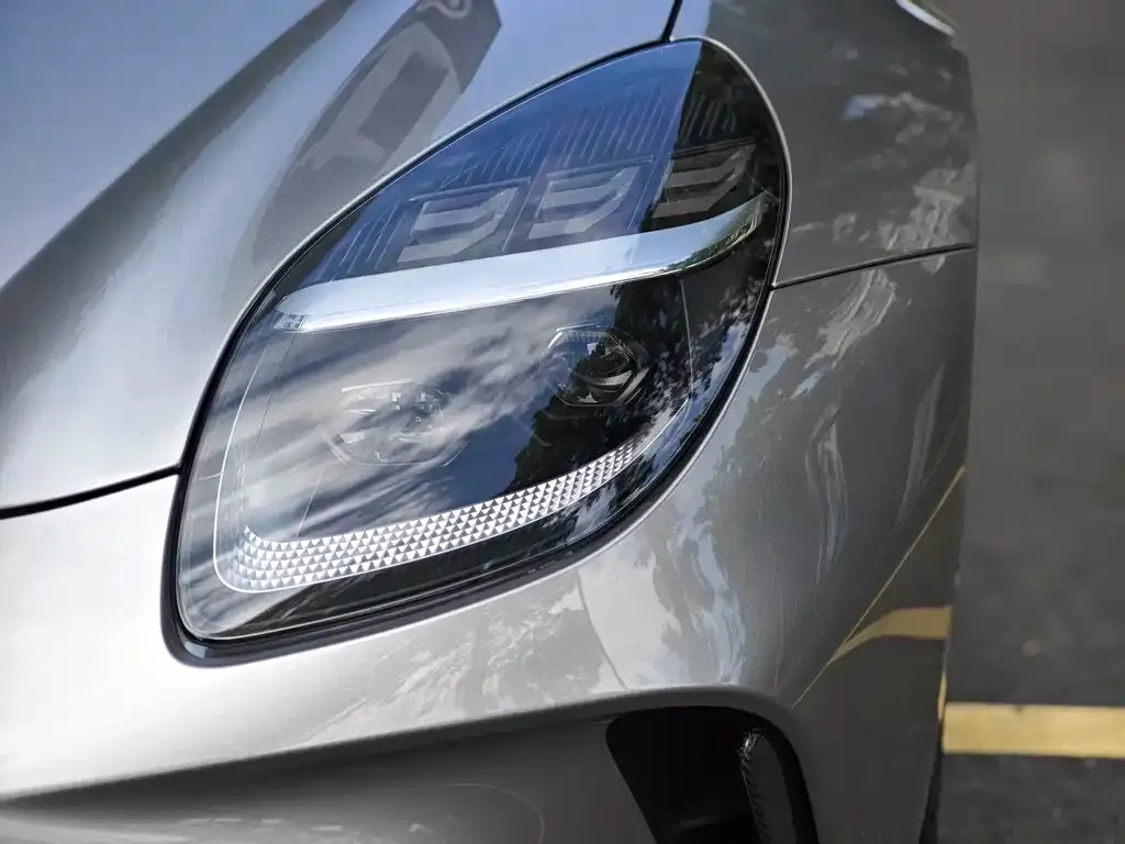 Aston Martin V8 Vantage 2025 из CN, фото 3
