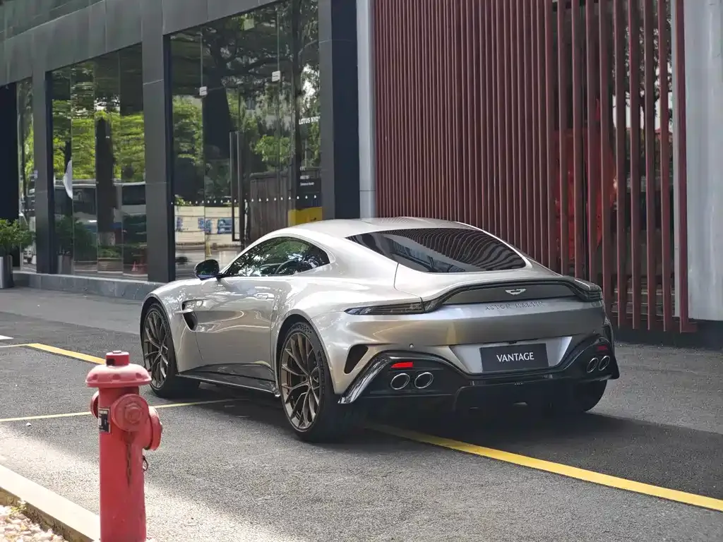 Aston Martin V8 Vantage 2025 из CN, фото 8