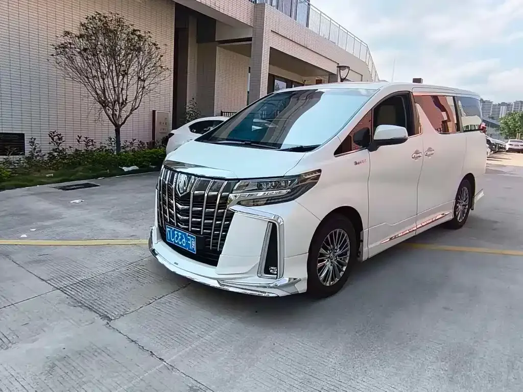 Toyota Alphard — фото 1