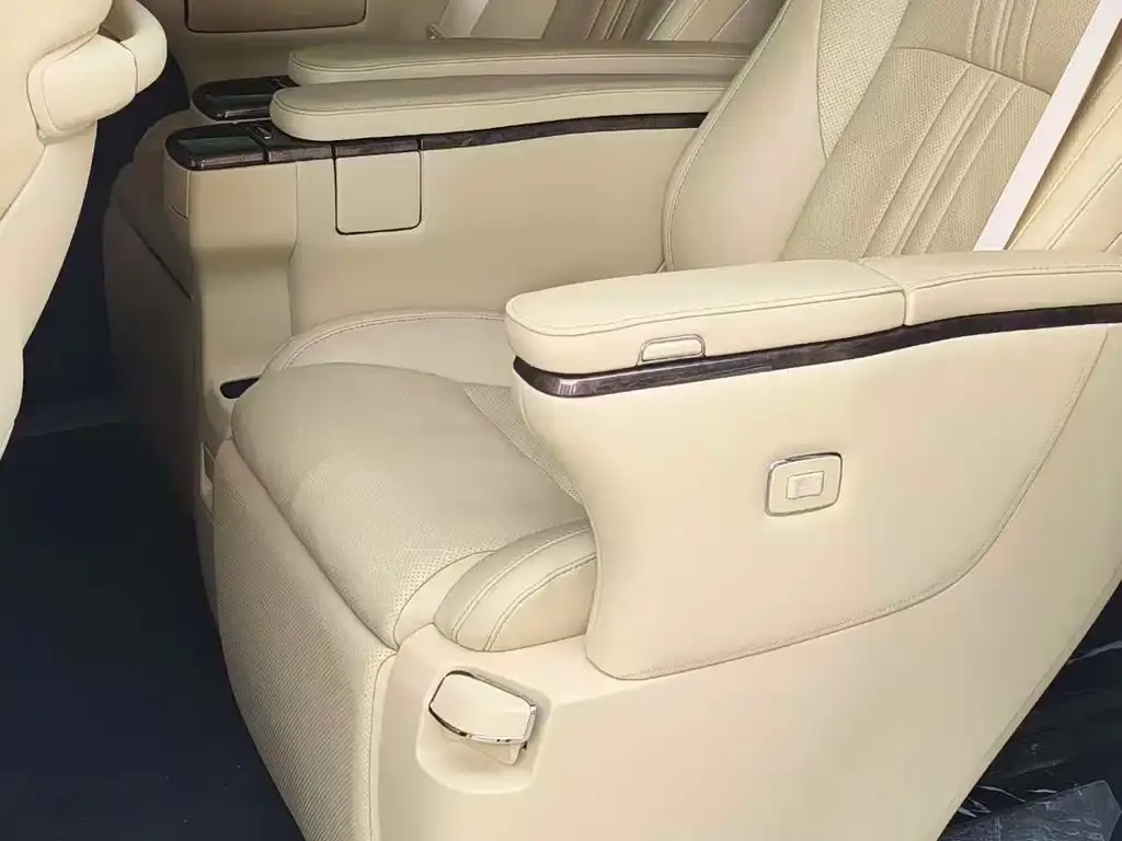 Toyota Alphard — фото 2