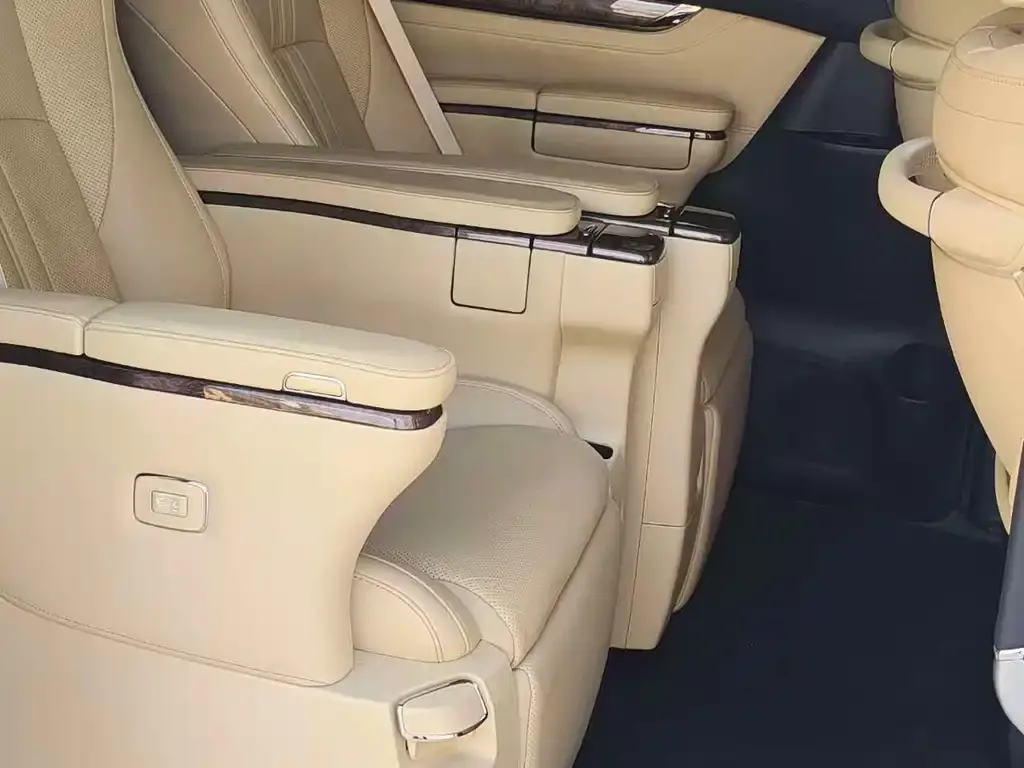 Toyota Alphard — фото 3